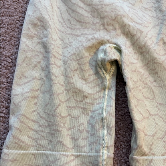 Gymshark Cream Patterned Bike Shorts - Picture 4 of 4